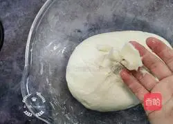 Illustration of how to make pork and green onion buns 2