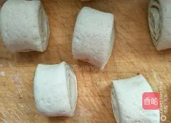 Chicken Illustration of how to make oil, pepper and salt buckwheat noodle flower rolls 6