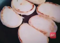 Illustration of how to make fried steamed bun slices 4