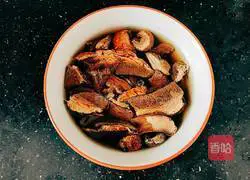 Illustration of how to make bigfoot fungus, bean sprouts and beef tendon soup 3