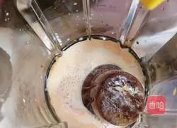 Illustration of how to make caramel ice cream latte 5