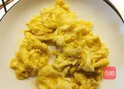 Illustration of how to make luffa, mushroom and egg soup 3