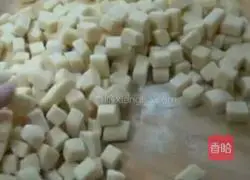 Illustration of making dough cubes in electric baking pan 4