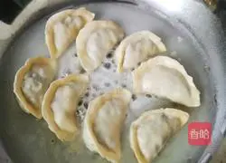 Illustration of how to eat fried dumplings with frozen dumplings 5