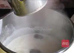 Illustration of how to make walnut soy milk 6