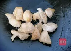 Illustration of how to make claypot rice with mushrooms and chicken 5