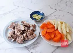 Illustration of how to make pork ribs, yam and carrot soup 3