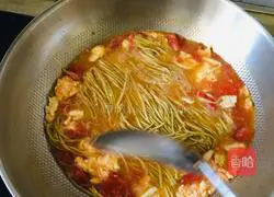 Illustration of how to make egg, tomato and artemisia seed noodles 7