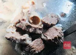 Illustration of how to make radish and beef brisket in clear soup 10