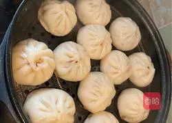 Illustration of how to make pork and mushroom buns 17