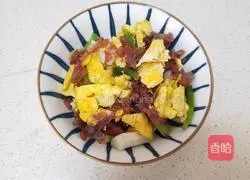 Illustration of how to make sausage and scrambled eggs 6