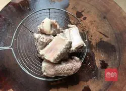 Illustration of how to stew pork ribs with winter melon in milk soup 5
