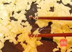 Illustration of how to make leek, egg and shrimp dumplings 3