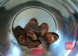 Illustration of how to make rock sugar, dried apricot and longan tea 1