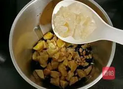 Illustration of how to make chestnut and double soy milk 8