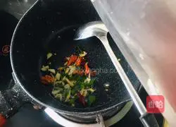 Illustration of how to make radish pulp on the water surface 4