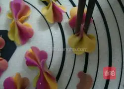 Illustration of how to make butterfly noodles 13