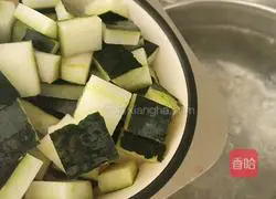 Illustration of how to make lemon, winter melon peel and rose tea 4