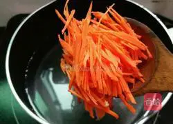 Illustration of how to make noodles with celery, carrot and meat slices 3