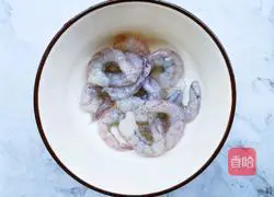 Illustration of how to make broccoli, shrimp and tofu soup 2