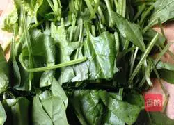 How to make spinach and pork liver soup Illustration 1