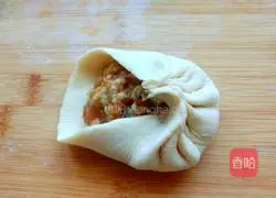 Illustration of how to make pork and cabbage buns 6