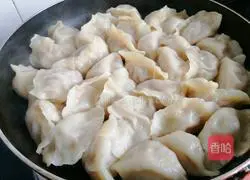 Illustration of how to make quick-fried dumplings 6