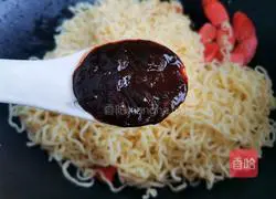 Illustration of how to make delicious fried instant noodles 11