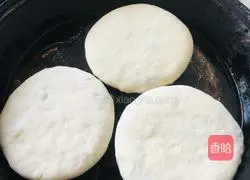 Illustration of how to make leek and egg dough pie 3