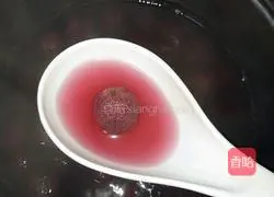 Illustration of how to make sweet and sour bayberry soup 3
