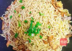 Illustration of how to make chicken legs and chicken noodles with chicken juice 8