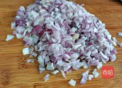 Illustration of how to make fresh meat wontons 3