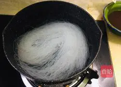 Illustration of how to make vermicelli mutton soup 2