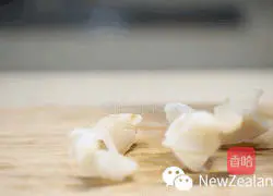 Illustration of how to make red date, peach gum and New Zealand fish maw soup 1