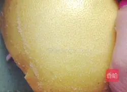 Illustration of making homemade honey grapefruit tea 1