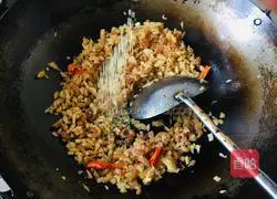 Illustration of how to make Cantonese preserved vegetables and fried dried sea rice 5