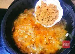 Illustration of how to make peach gum, soap locust, lily, tremella and red dates soup 7