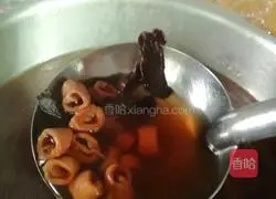 Illustration of how to make small intestine Laocaipu soup 5