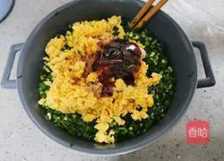 Illustration of how to make leek and egg pot stickers 7