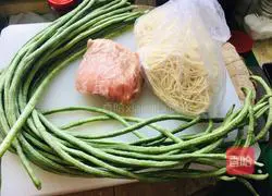 Illustration of how to make braised beans and noodles 1