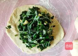 Illustration of how to make large chive pie with thin crust and stuffing 6