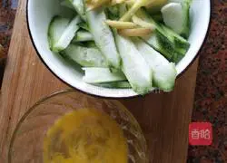 Illustration of how to make loofah and egg soup 2