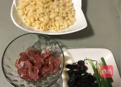 Illustration of how to make fried macaroni with lean meat 2