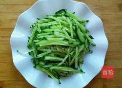 Illustration of how to make cucumber mixed with eggs 2