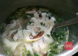 Illustration of how to make coriander duck noodles 13