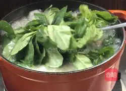 Illustration of how to make watercress and winter melon bone soup 12