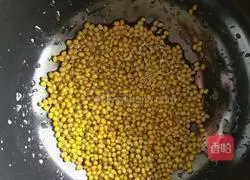 Illustration of how to make mung bean, kelp and pork ribs soup 1