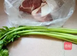 Illustration of how to make celery and pork fillings 1