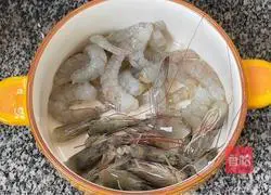 Illustration of how to make tofu and shrimp soup 2