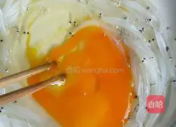 Illustration of how to make whitebait steamed eggs 3
